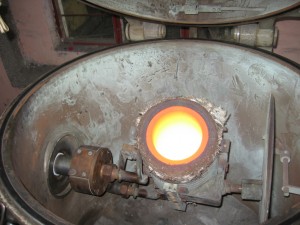 電源采用新一代IGBT關斷器材，開關損耗小、開關速度快、噪音小、IGBT串聯(lián)逆變工作時可以自動調(diào)節(jié)、使功率因數(shù)使終保持最大。