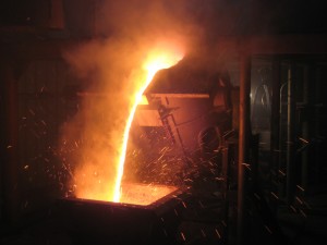 產(chǎn)品用途：用于熔煉不銹鋼、鑄鋼、鑄鐵、銅、鋁及其他金屬。
產(chǎn)品特點(diǎn)：融化時(shí)間快，熔煉溫度均勻，金屬成分均勻，熔體采用合金鋁結(jié)構(gòu)，操作簡(jiǎn)單，維修方便，占地面積
小。
左面100kg快速熔煉爐， 每爐熔煉時(shí)間16分鐘現(xiàn)場(chǎng)熔煉不銹鋼件。